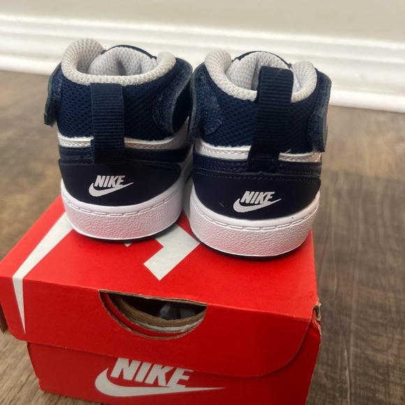Nike Kids' Navy and White Sneakers - Picture 2 of 5